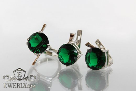 Купить набор: кольцо и серёжки из серебра с зелёными камнями