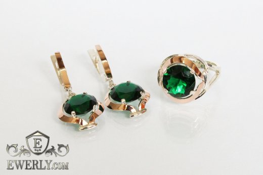 Купить комплект: кольцо и серёжки из серебра с зелёными камнями