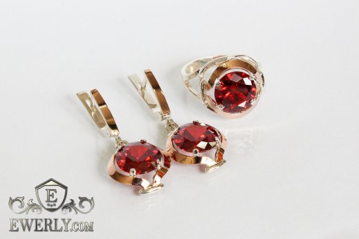 Купить комплект: кольцо и серёжки из серебра с красными камнями